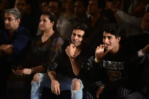 Kartik Aaryan and Ibrahim Ali Khan snapped cheering Sara 