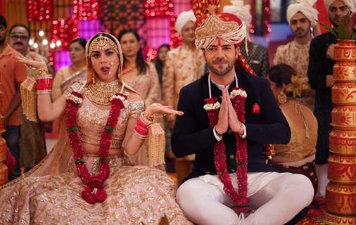 Sanjay Gagnani and Shraddha Arya posing during their on-going marriage sequence in Kundali Bhagya