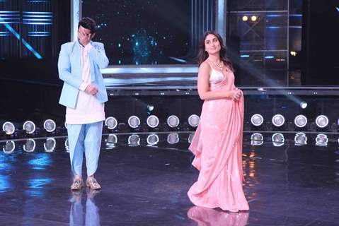 Host Karan Wahi with Judge Kareena Kapoor on the sets of Dance India Dance  