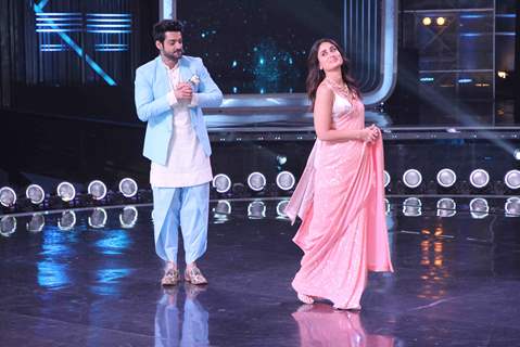 Host Karan Wahi with Judge Kareena Kapoor on the sets of Dance India Dance  