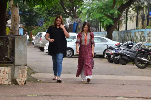 Celebrities at Vidya Sinha's funeral!