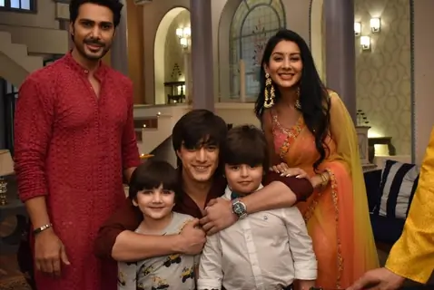 Samir Onkar,  Simran Khanna, Tanmay Rishi Shah, Maaz Khan, Mohsin Khan