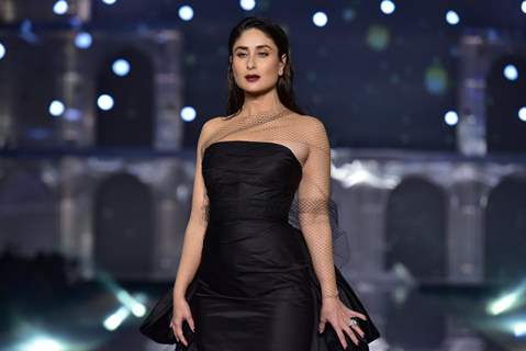 Kareena Kapoor walks the ramp at Lakme Fashion Week 2019! 