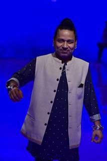 Kailash Kher walks the ramp at Lakme Fashion Week 2019!