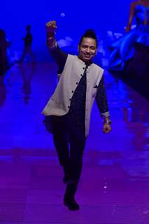 Kailash Kher walks the ramp at Lakme Fashion Week 2019!