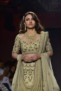 Soha Ali Khan walks the ramp at Lakme Fashion Week 2019! 