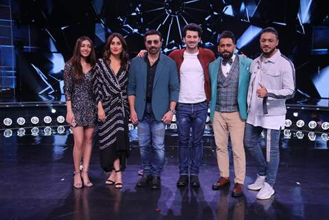 Saher Bammba, Karan Deol, Sunny Deol and Judges Kareena Kapoor Khan, Bosco Martis and Raftaar on the sets of DID