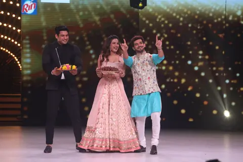 Siddharth Shukla, Arjun Bijani and Jasmine Bhasin on the set of Dance Deewane