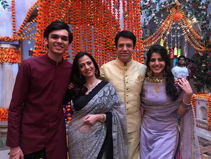 Gunjan (Simran Pareenja) with her brother and family