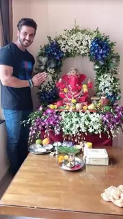 Malhar Pandya welcomes Ganpati at his house