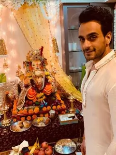 Angad Hasija welcomes Ganpati at his house