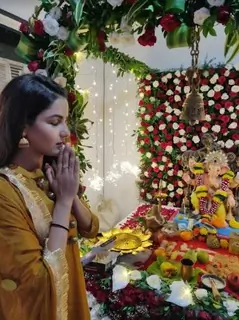 Jasmin Bhasin welcomes Ganpati at her house