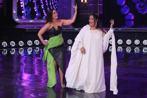 Kareena Kapoor Khan and Geeta Kapoor on the sets of Dance India Dance