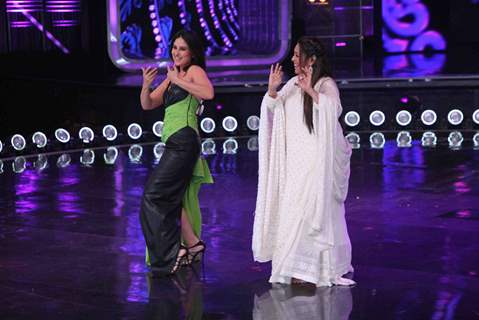 Kareena Kapoor Khan and Geeta Kapoor on the sets of Dance India Dance