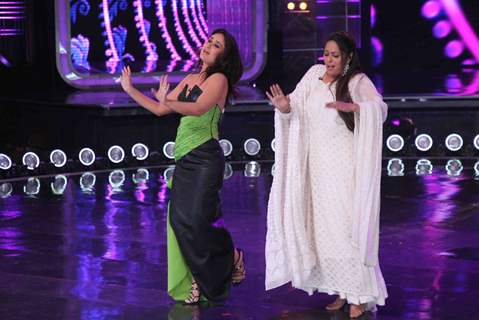 Kareena Kapoor Khan and Geeta Kapoor on the sets of Dance India Dance