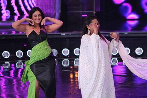 Kareena Kapoor Khan and Geeta Kapoor on the sets of Dance India Dance