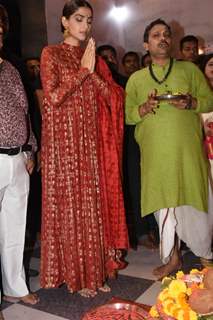 Sonam Kapoor visits Ganpani Pandal in Andheri!