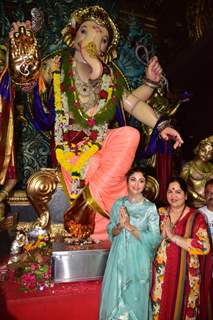 Shilpa Shetty visits Ganesh Pandal to seek blessings from Bappa!