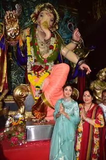 Shilpa Shetty visits Ganesh Pandal to seek blessings from Bappa!