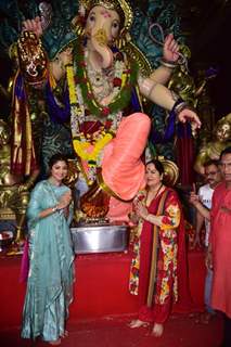 Shilpa Shetty visits Ganesh Pandal to seek blessings from Bappa!