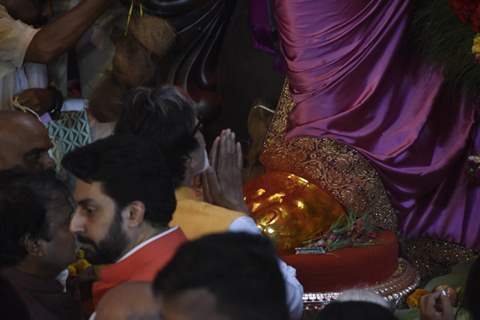 Amitabh Bachchan seeks blessings from Bappa!