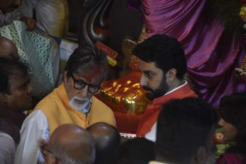 Amitabh Bachchan and Abhishek Bachchan visit Lalbaug Cha Raja!