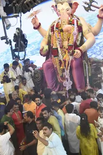 Amitabh Bachchan and Abhishek Bachchan visit Lalbaug Cha Raja!