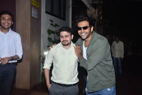 Kartik Aaryan snapped posing with fans!