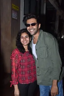 Kartik Aaryan snapped posing with fans!