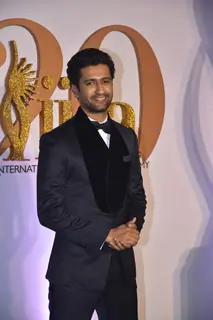Vicky Kaushal walks the Green Carpet!