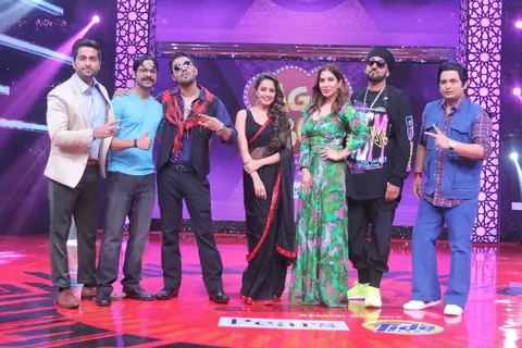 Dheeraj Juneja, Jaswant Singh Rathore, sonu pathak, Manj Musik Basra, Sophie Choudhary, Paritosh and Anita Hassanandani on the sets of Lagao Boli