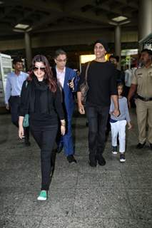Akshay Kumar and Twinkle Khanna outside Mumbai airport!