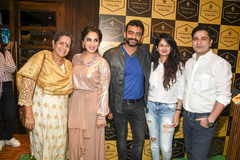 Usha Nadkarni with Smita Gondkar, Aastad Kale, Resham Tipnis and Sushant Shelar