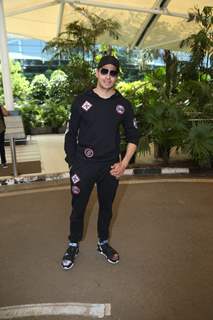 Sidharth Malhotra snapped at Airport! 