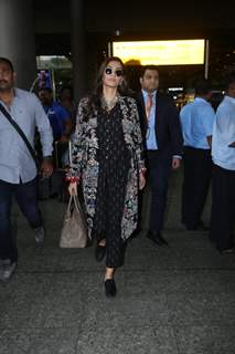 Sonam Kapoor snapped at airport!