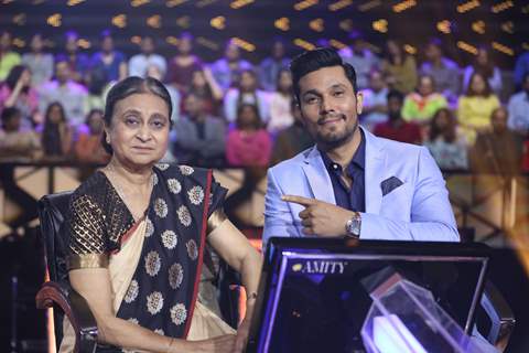 Amla Ruia with Randeep Hooda on KBC 11