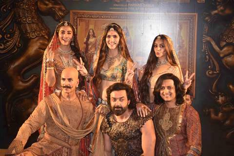Akshay, Riteish, Bobby, Kriti Sanon, Kriti Kharbanda, Pooja at Housefull 4’s trailer launch