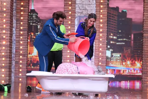 Kriti Sanon enjoying pouring ice on Ali Asgar on Movie Masti with Maniesh Paul