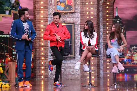 Pooja Hegde,Kriti Kharbanda, Maniesh Paul learn the dance from Riteish Deshmukh.