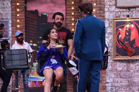 Snack time for Kriti Sanon with Bobby Deol on the sets of Movie Masti with Maniesh Paul