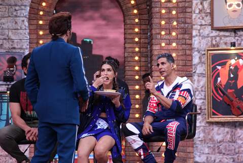 Snack time for Kriti Sanon with Akshay Kumar on the sets of Movie Masti with Maniesh Paul