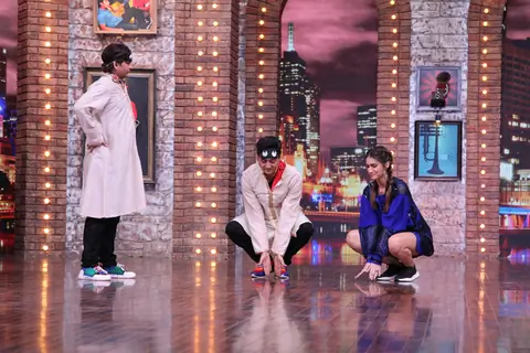 Riteish Deshmukh and Kriti Sanon pranam first before the dancing game start