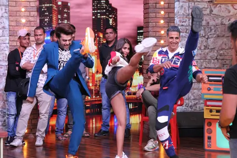 Maniesh Paul, Pooja Hegde trying stunts with Akshay Kumar on Movie MAsti with Maniesh Paul