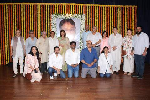 Bollywood celebrities pay last respects at Viju Khote's Prayer meet!