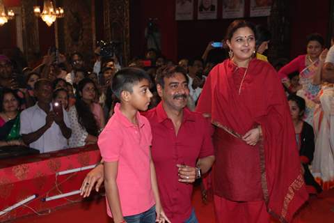 Bollywood celebrities attend the Durga Pooja! 