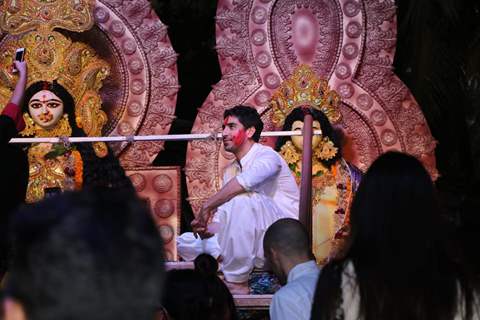 Bollywood celebrities attend the Durga Pooja! 