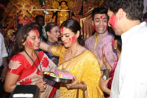 Bollywood celebrities attend the Durga Pooja! 