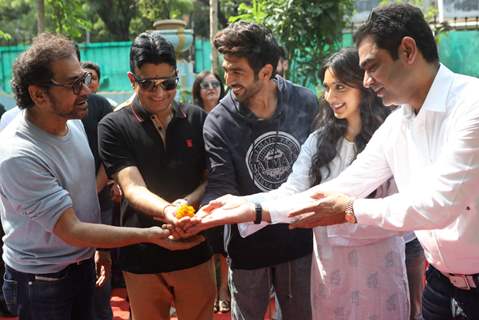 Kartik Aaryan, Kiara Advani and Anees Bazmee at the mahurat shoot of Bhool Bhulaiyaa 2!