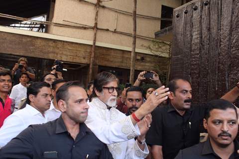 Amitabh Bachchan greets his fans on the occasion of his birthday!