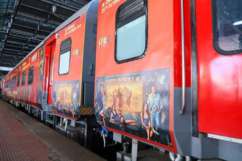 Housefull 4 promotional tour from Mumbai to Delhi on train!